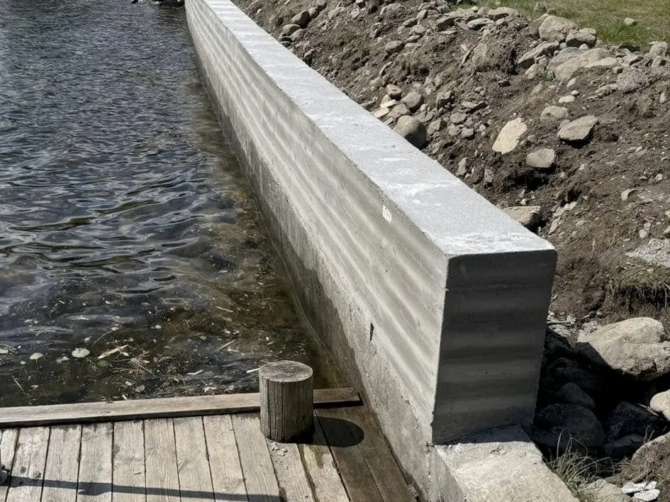 Ny støpt støttemur mellom brygge og strandkant ved Mjøsa