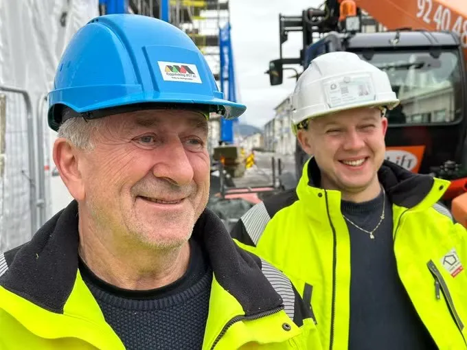 Svein Arne og Simen Trettsveen i arbeidsklær på en byggeplass